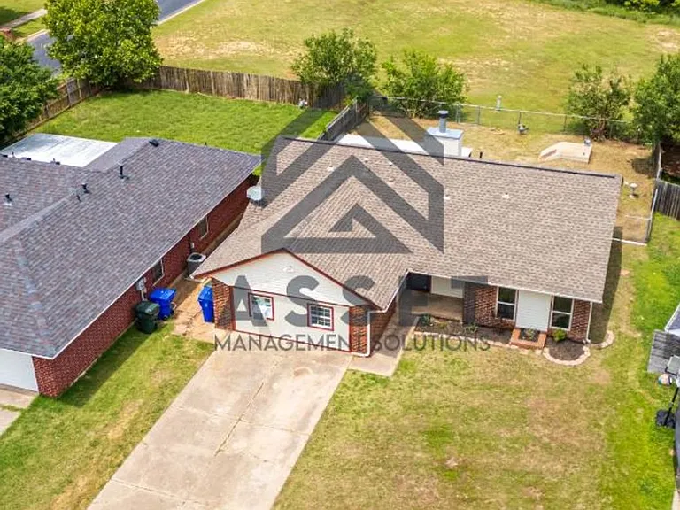 1605 Blessing Ct — Photo 5