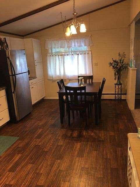 Kitchen eating area