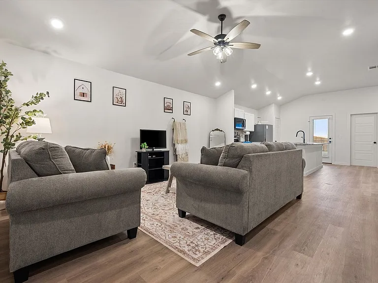 2509 Kenwood Ave — Photo 6