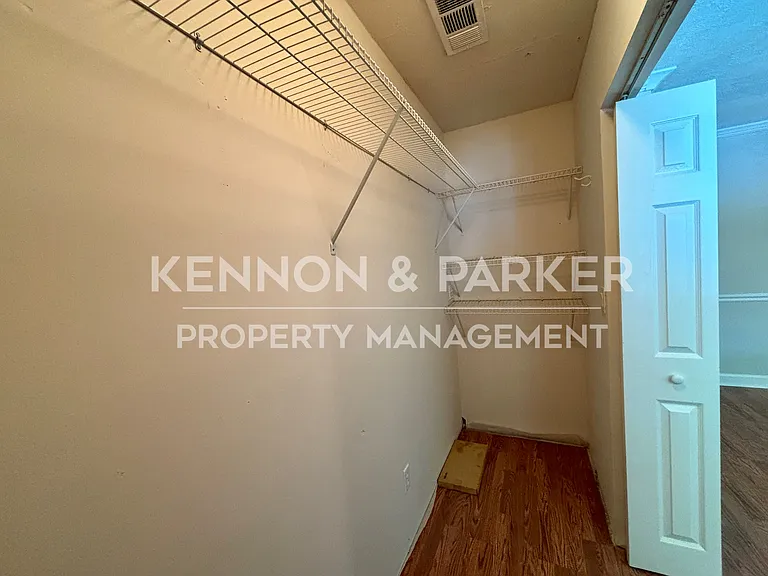 4494 Longview Dr — Photo 17