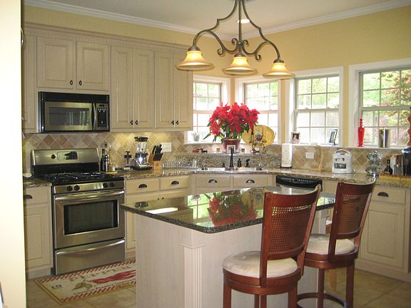 Elegant Kitchen w/granite counters, gas stove