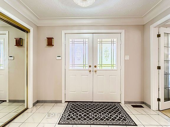 3rd image of 16 Vogue Ct
