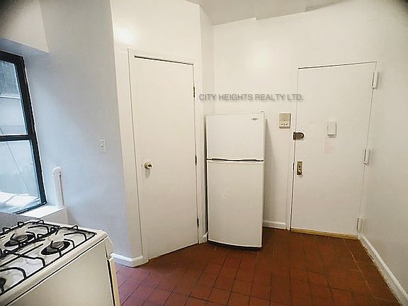 2nd image of 207 E 5th St APT 6