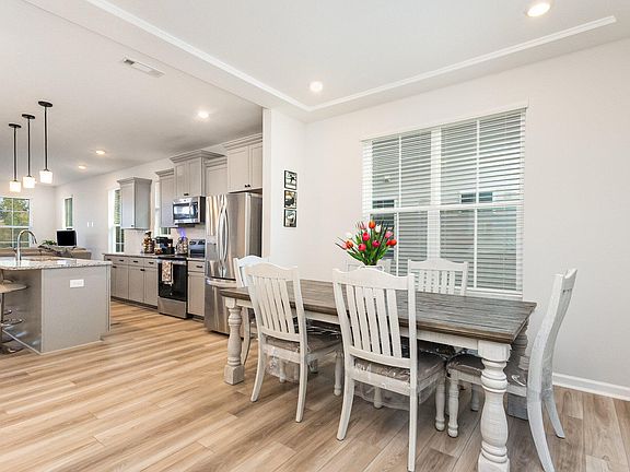 5th image of 208 White Oak Garden Way