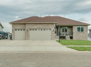 704 Farmstead Ct SW, Mandan, ND 58554