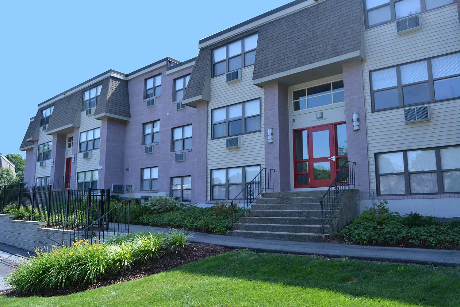 Oxford Apartments — Photo 3