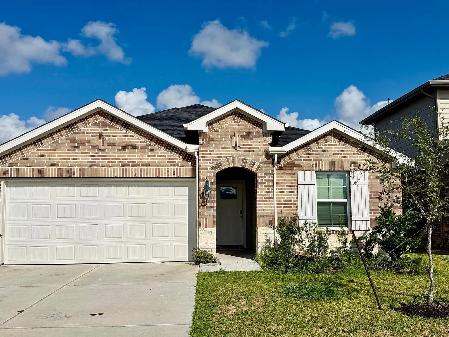4 bed, 2.5 bath, 1884 sqft, $2,350 — Photo 2