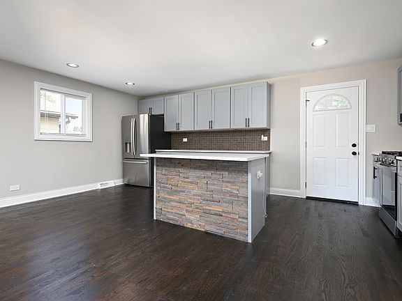 4th image of 16607 Paulina St
