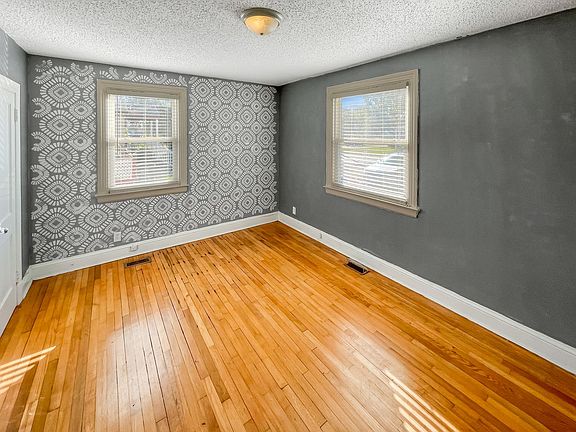 5th image of 2418 Byron St