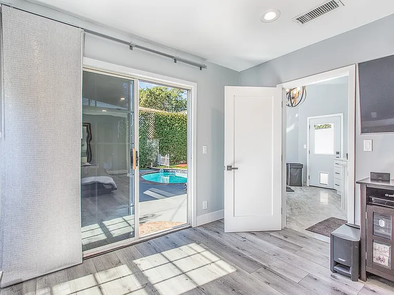 1207 Greenacre Ave — Photo 18