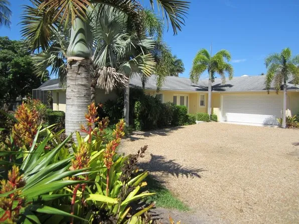 555 Palm Cir E, Naples, FL 34102