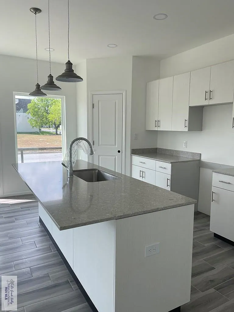 2 bed, 2.5 bath, 1500 sqft, $1,900 — Photo 2