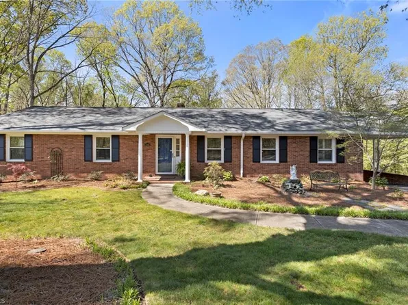 2740 Lockwood Dr, Winston Salem, NC 27103