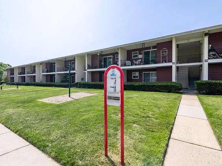 Edgewater Gardens Apartment Homes — Photo 11