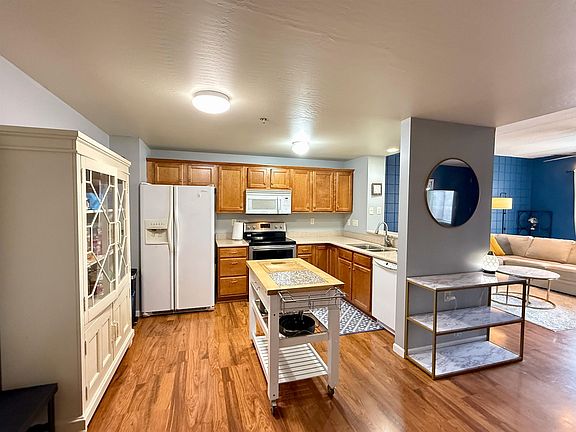 2nd image of 400 Richmond St #417