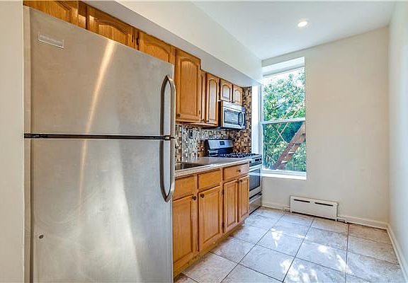 2nd image of 472 Willoughby Ave APT 3