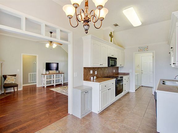 5th image of 221 Bedford Dr