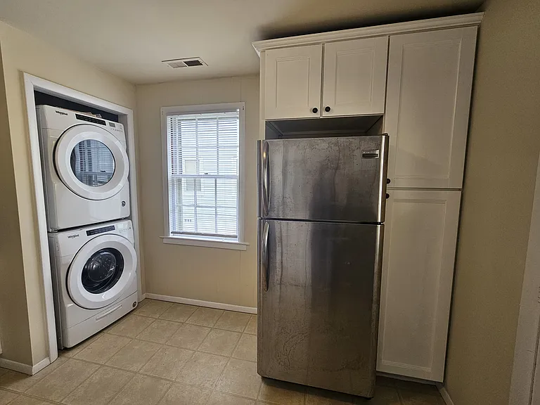 909 Rockland Ave — Photo 11