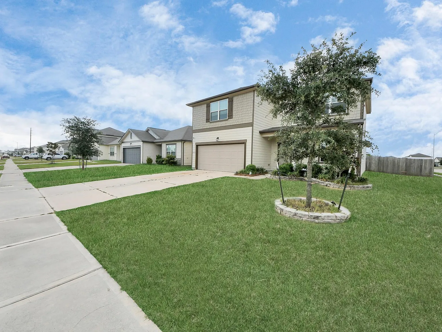 4 bed, 2.5 bath, 2720 sqft, $2,700 — Photo 2