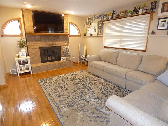 5th image of 705 Rosewood Dr
