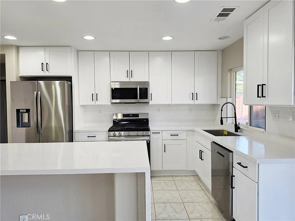 5 bed, 2607 sqft, $3,300 — Photo 4