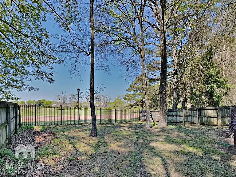 8313 Regal Bend Dr — Photo 28