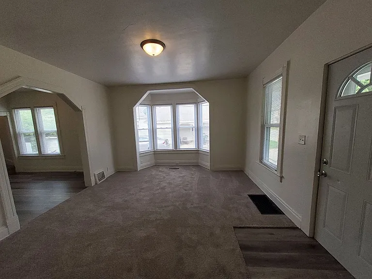 525 W 5th St — Photo 4