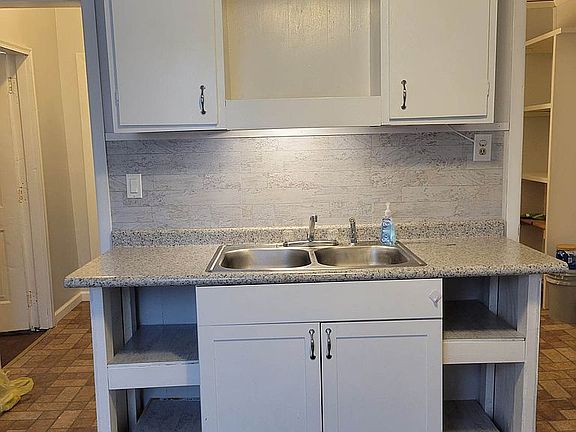 3rd image of 606 E Main St