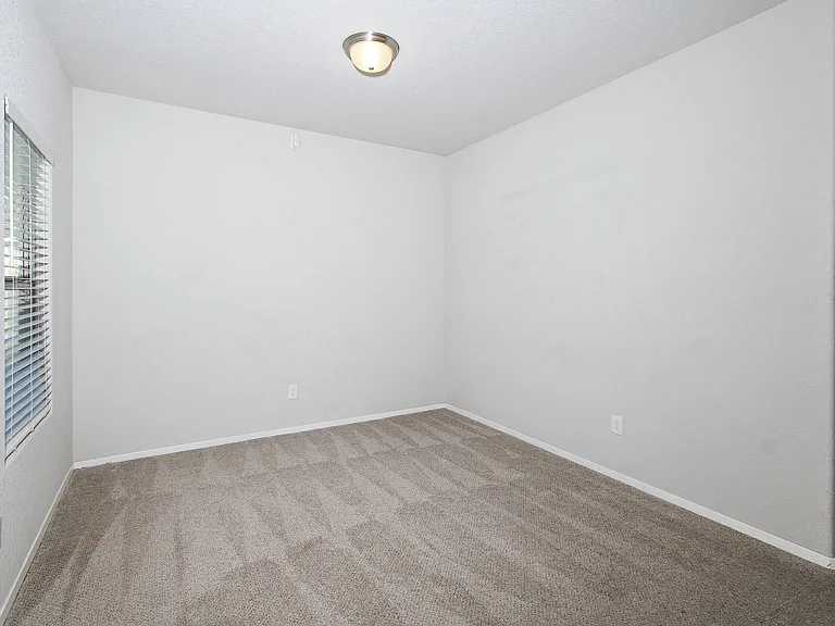 2711 Wyandotte Ave — Photo 21