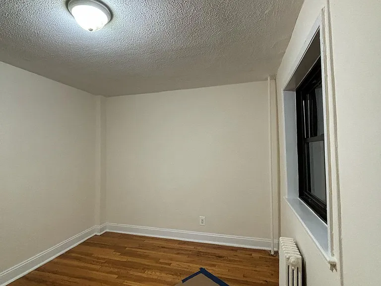 20-72 27th St #1B — Photo 2