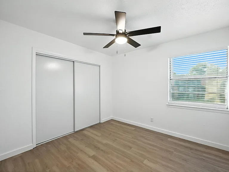 South Crest Apartments: All Bills Paid -Dazzling Dallas Apartments in Quiet Area! — Photo 12
