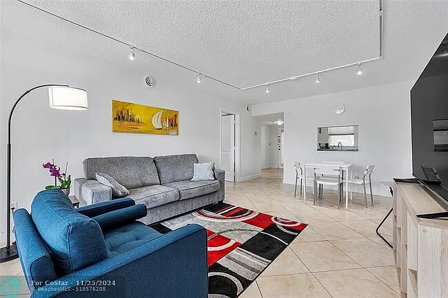 2800 Somerset Dr #201 — Photo 12