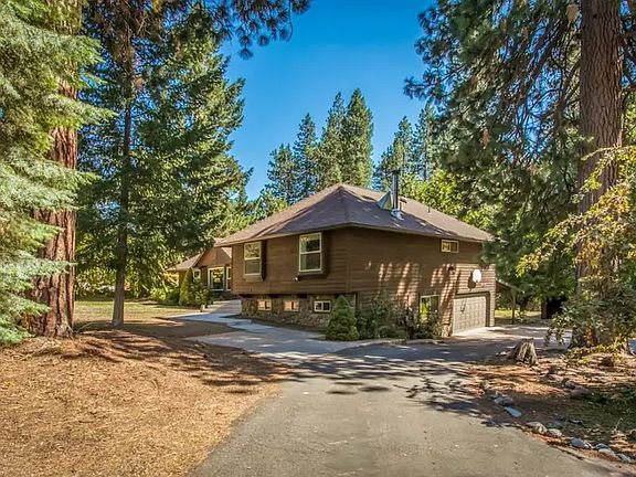 House from driveway view, big driveway 2.43 acres in total BIG trees, very private yard. House is WELL located 3 min drive from town, 2 minutes from Lake Siskiyou, 2 minutes from the Golf course and spa. GREAT location, private mountain home LUXURY vibe