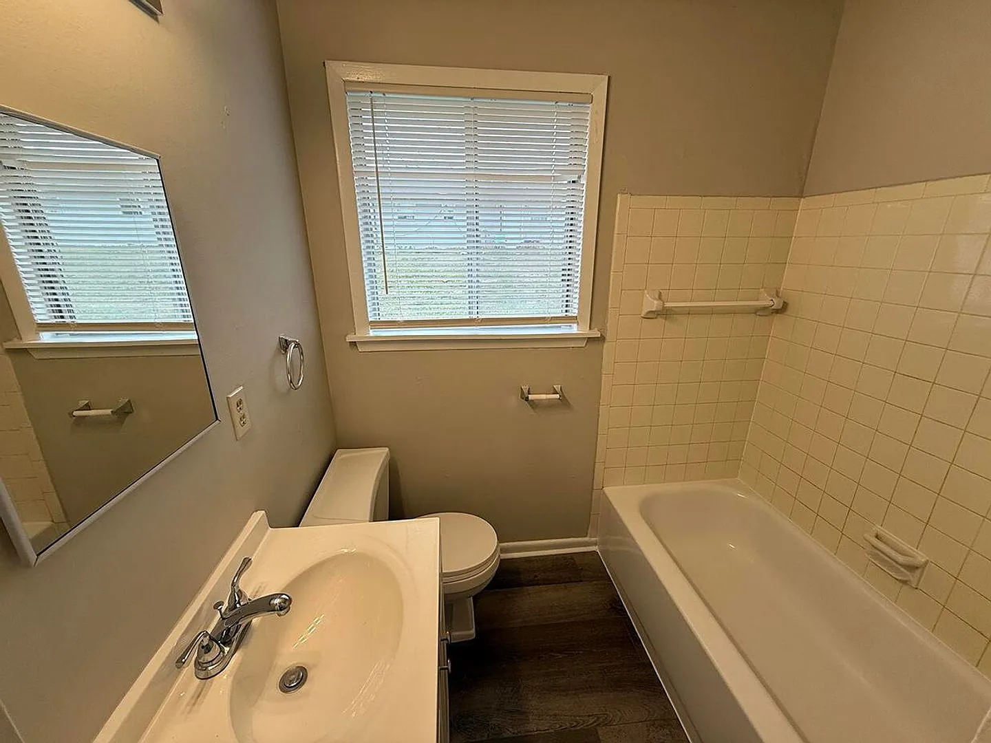 2 bedroom, 1 bath — Photo 2