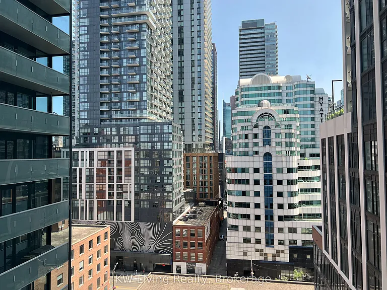400 King St W #1123 — Photo 15