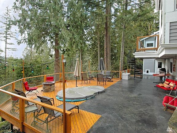 A wonderful space with a well designed entertainment sized deck, patio and hottub.  Very nice territorial views towards Mt. Rain