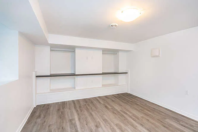 499 Queens Ave — Photo 9