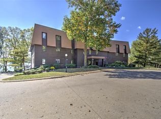 877 E Lake Shore Dr APT 2C, Decatur, IL 62521