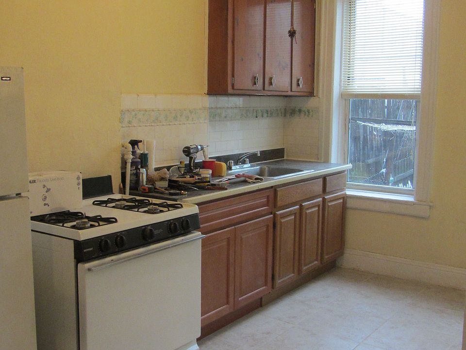 2nd image of 1033 Seneca Ave APT 3L