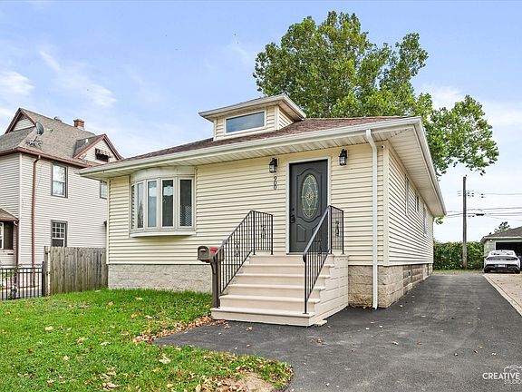 2nd image of 900 Cochrane Ave