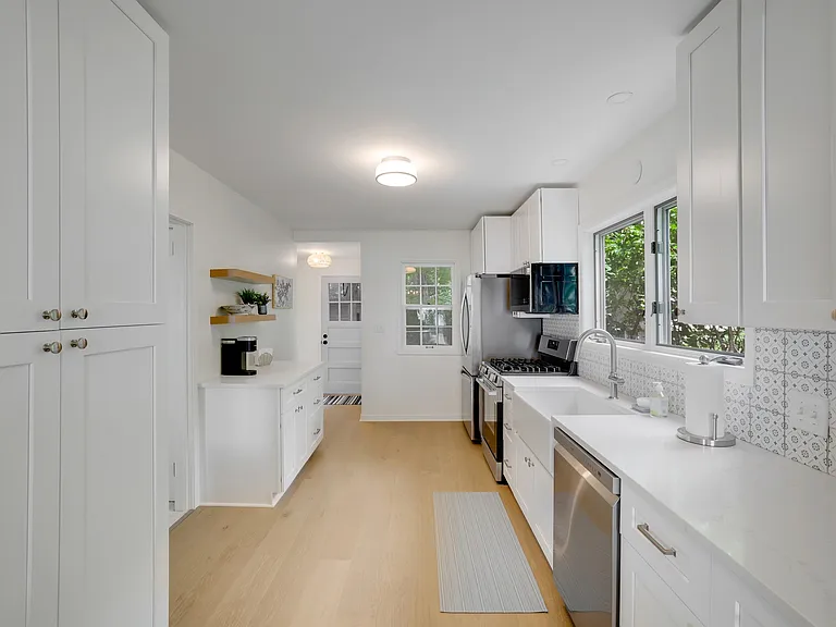 3448 N Shore Dr — Photo 2