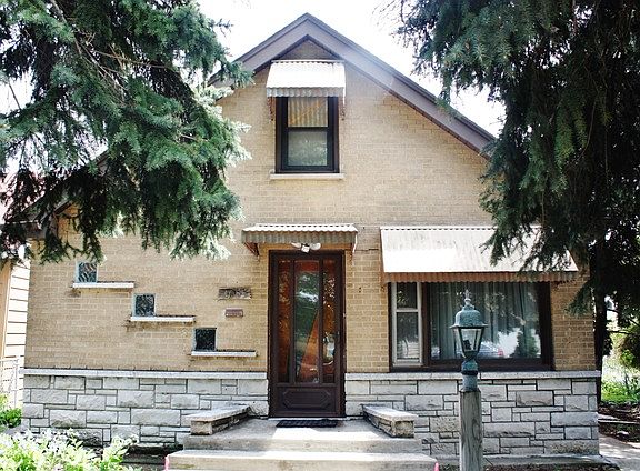 3rd image of 3055 N Oconto Ave
