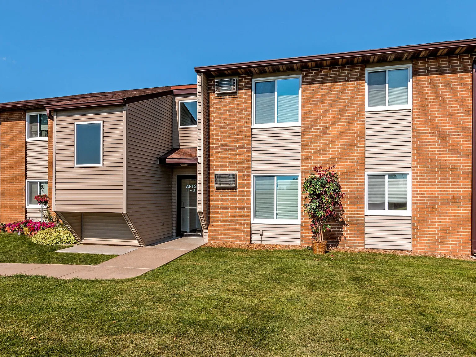Indianola Park II Apartments — Photo 2
