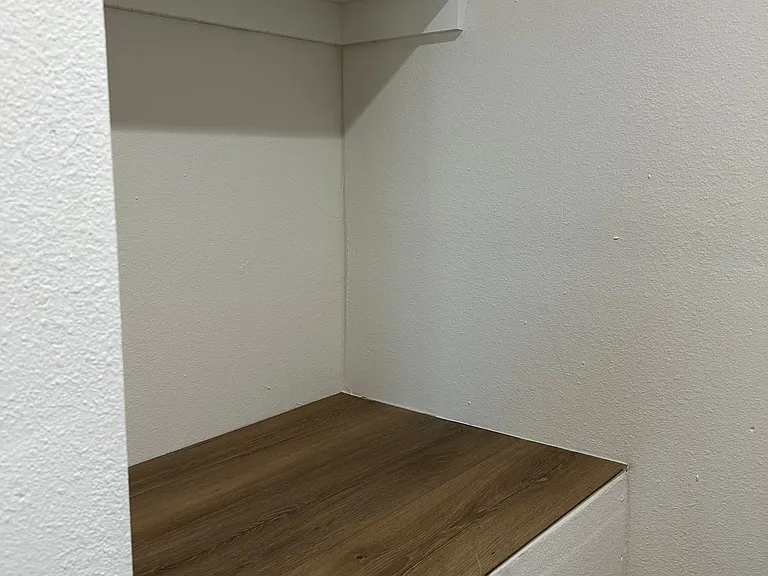 walk-in closet shelving