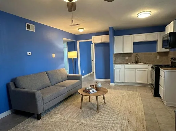 516 Holiday Dr, Galveston, TX