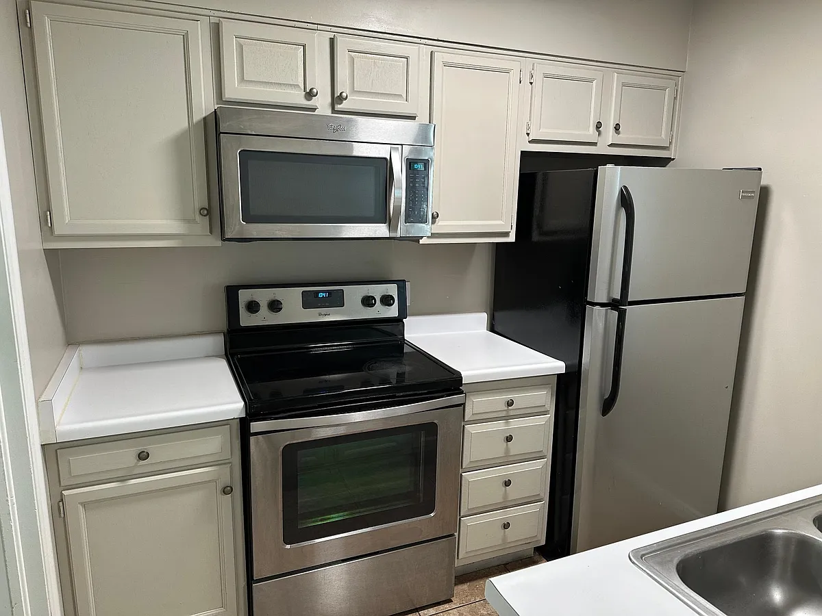 Building Photo - 665 E Eaglewood Dr #20