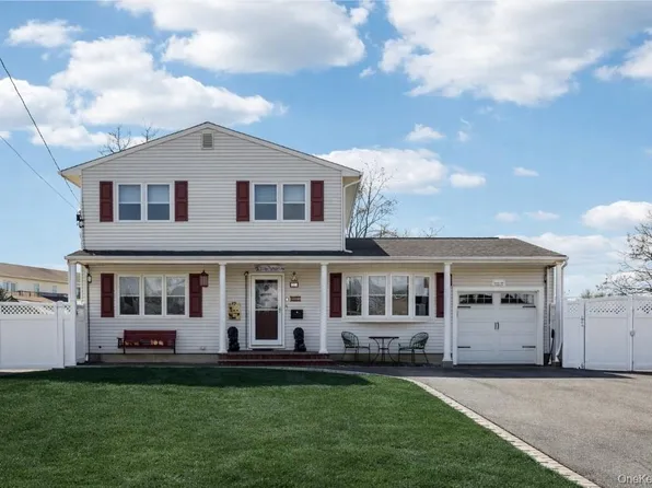 31 Circle Lane, Bay Shore, NY 11706