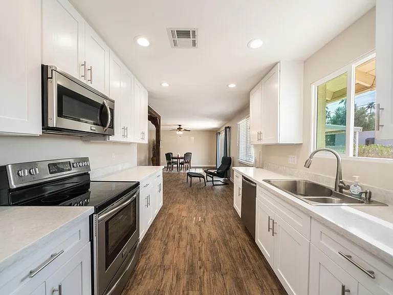 1053 E Geneva Dr — Photo 8