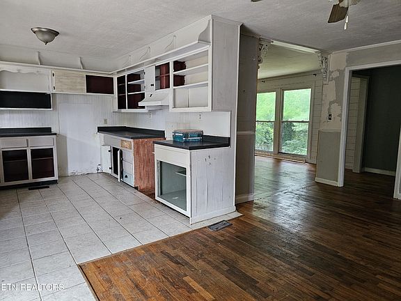 4th image of 700 Lakeview Dr