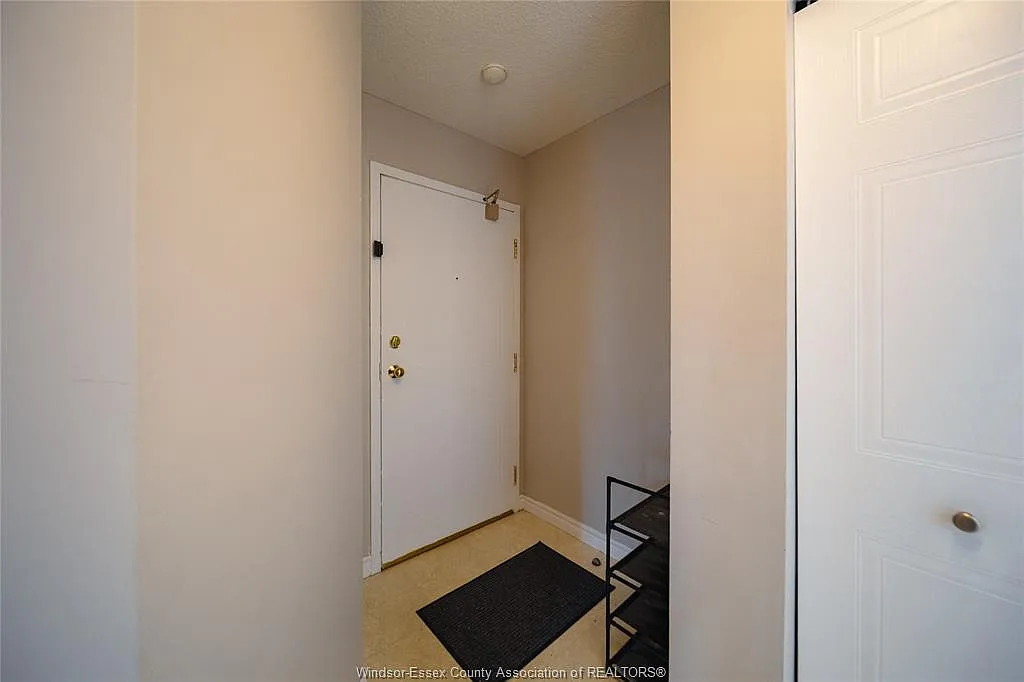 3000 Sandwich St — Photo 2